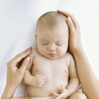 ¿Es seguro que tu bebé duerma usando solo el pañal?