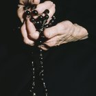 Cómo rezar el rosario antes de un funeral 