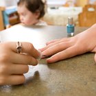 Cómo hacer un esmalte de uñas seguro para los niños