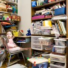 ¿Puedo cubrir con cortinas el frente de mis estantes y libreros?