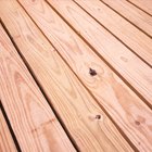 Como envernizar e selar um deck de madeira para uma proteção duradoura