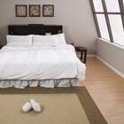 Cómo ubicar una cama matrimonial y un tocador en una habitación de 10 x 10 pies (3 x 3 metros)