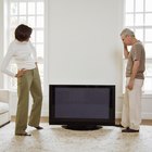 Cómo cubrir los cables que pasan por la pared desde un TV colgado