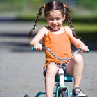 Como ensinar uma criança pequena a pedalar um triciclo