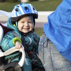 Retrato de um mid homem adulto ensinar seu filho a andar de bicicleta