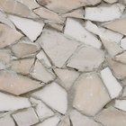 Crear diseños de mosaico con restos de azulejos