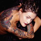Como minimizar a dor causada por tatuagem
