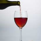 Cómo colocar corchos en las botellas de vino
