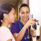 ¿Con qué frecuencia deberían someterse a un examen médico los preadolescentes y adolescentes?