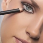 Cómo aplicar un lápiz delineador de ojos en la parte superior e inferior