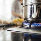 Cooking chicken in the oven at home.