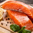 Photo, close-up of a grilled salmon dinner with green beans, Color