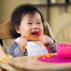 授乳。 赤ちゃんの最初の固形物's first solid food