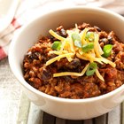 Chili con carne with cornbread muffins