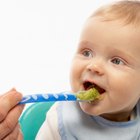 Les enfants qui boivent du jus d'orange