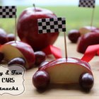 Cómo hacer autos de carreras con frutas para los niños