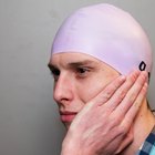 Como proteger os ouvidos com a touca de natação