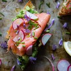 Tostada de aguacate con salmón ahumado y rabanito