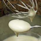 Cómo usar leche evaporada como sustituto de la crema para batir