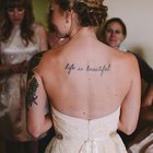 32 hermosas novias que lucieron sus hermosos tatuajes en su boda