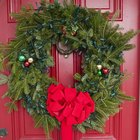 Cómo hacer un adorno para decorar tu puerta de navidad