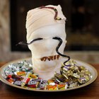 Cómo decorar una bandeja con una cabeza para Halloween