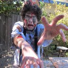 Cómo hacer el disfraz de un zombie nerd