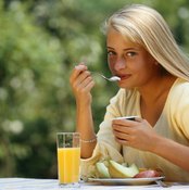 woman eating low calorie breakfast