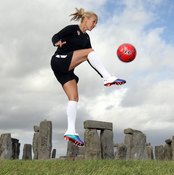 U.S. women's player Heather Mitts displays powerful hip flexion.