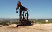 How Oil Derrick Pumps Work