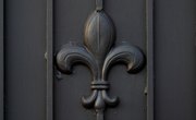What Is the Difference Between the French & Italian Fleur De Lis?
