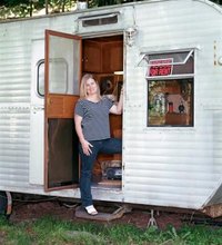 Traveling in a trailer provides campers with many homey comforts, but at each new campground you need to follow a setup checklist. Get the most out ...