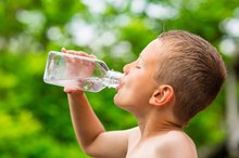 一个6岁男孩每小时喝多少水？