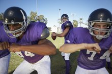 What Is the Difference Between a Lineman & a Linebacker?
