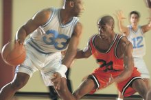 What is Traveling in Basketball? The NBA Travel Rule and the Eurostep (with Video)