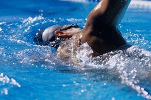 How to Tone the Stomach With Swimming