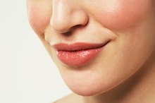 是什么导致嘴唇上又白又小的肿块?