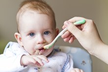 如何为婴儿混合谷物和水果或蔬菜