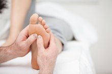 用康复在你的脚上去除或治疗疤痕组织的方法