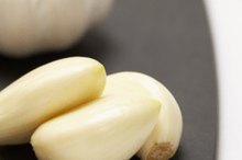 How to Clean the Arteries With Garlic & Lemons