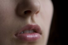 How to Treat Herpes of the Lips & Mouth