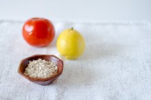 How to Make a Face Mask with Tomato, Lemon Juice & Oats