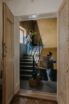 Pareja mudándose a su apartamento en renta.