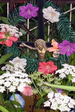 There are many tools to make a durable cemetery flower arrangement, including wreaths.