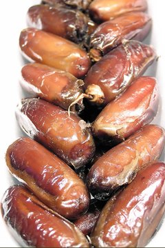 dates image by Marek Kosmal from Fotolia.com Medjool dates are larger than the more common deglet noors.