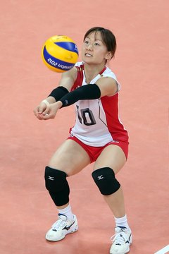 Elsa/Getty Images Sport/Getty Images Establish good position before passing the ball.
