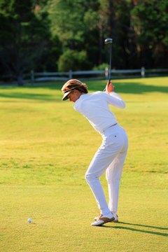 How To Practice A Golf Swing With A Basket Between The Legs