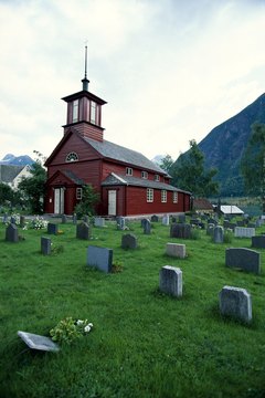 When the cemetery is near the church, the procession typically takes place on foot.