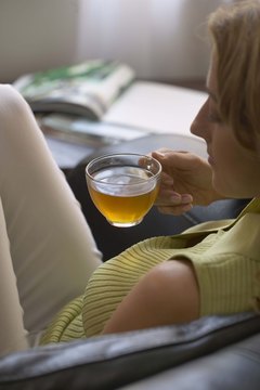 Jupiterimages/Comstock/Getty Images Green tea helps get rid of stomach fat.