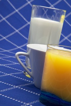 Jupiterimages/liquidlibrary/Getty Images Low-fat milk and 100-percent juice are healthy, low-sodium beverages.